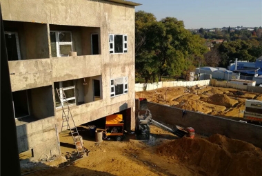 泡沫混凝土攪拌機和泵在現場澆筑墻壁